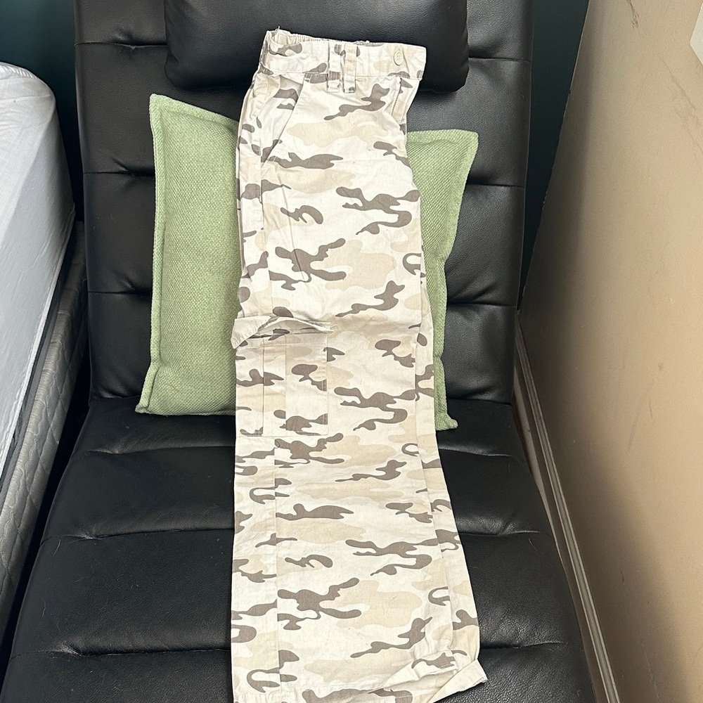 RSQ women’s junior- Camo Cargo Pants - Picture 3 of 6